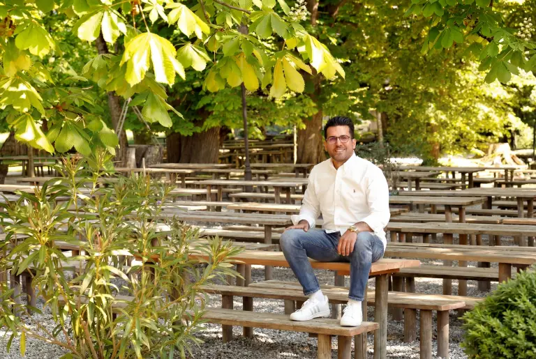 Biertische unter den alten Kastanien im Biergarten Schlossallee