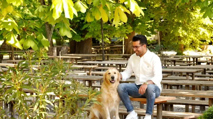 Hund im Biergarten Schlossallee Haag